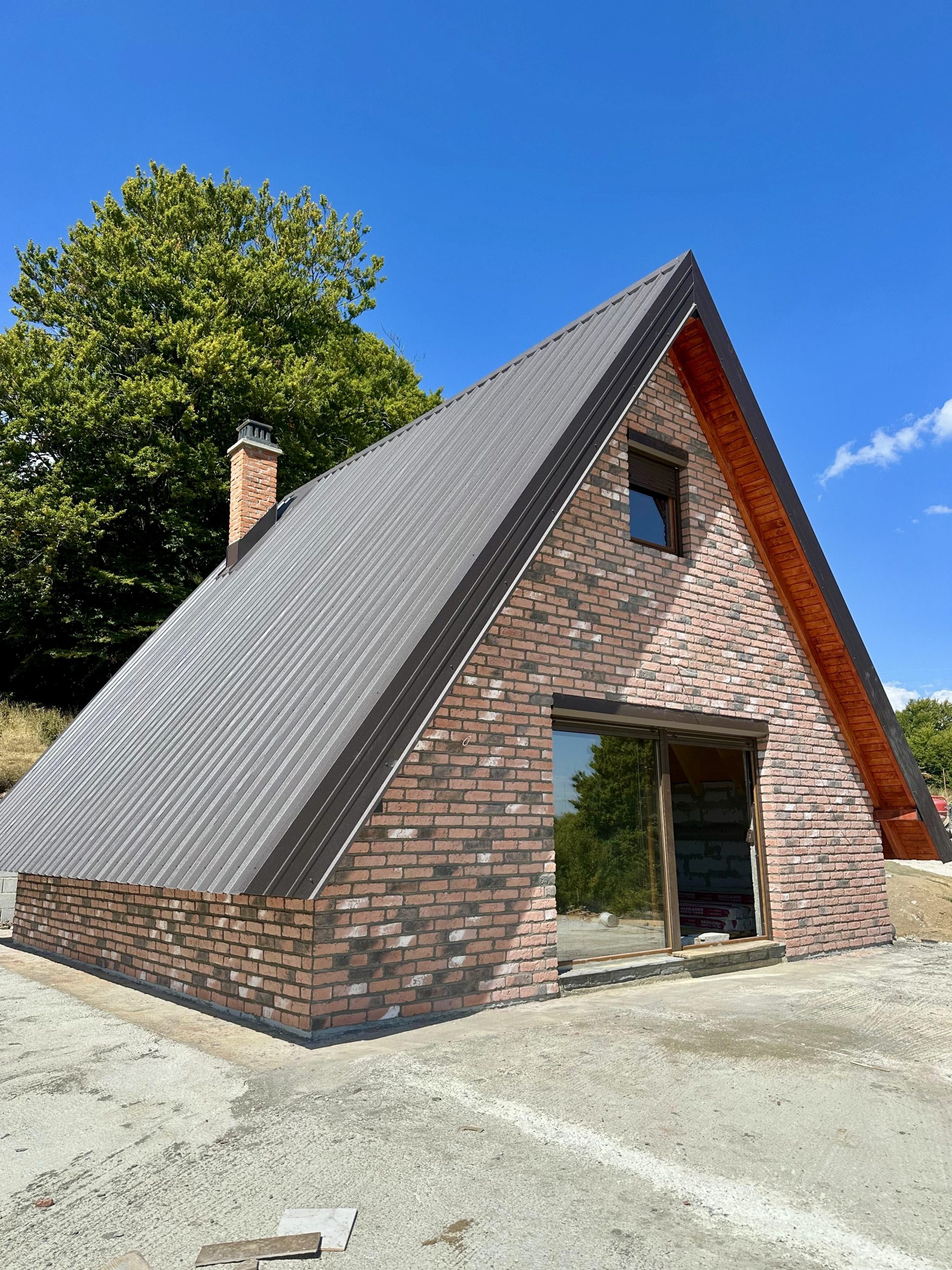 Совршена викенд куќа со клинкер цигла